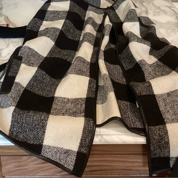 A cute Gingham sweater in a size small. - Picture 5 of 6